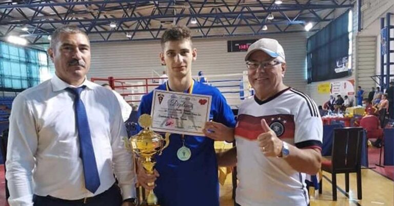 Andrei Musteț, premiant la liceu și campion național la box!