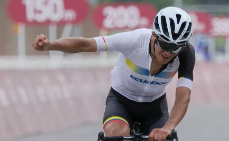 Surpriză la ciclism: Ecuadorianul Carapaz câștigă aurul olimpic în fața lui Pogacar și Wout van Aert. Edi Grosu nu termină cursa