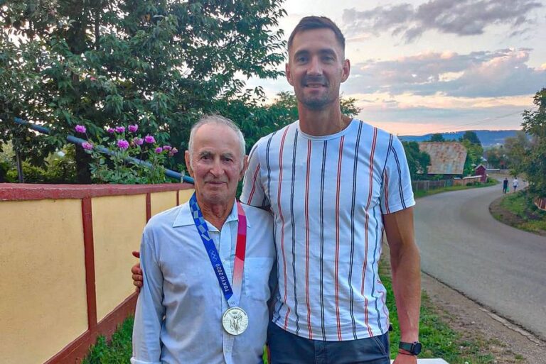 Canotorul Marius Cozmiuc i-a făcut cadou bunicului său medalia olimpică