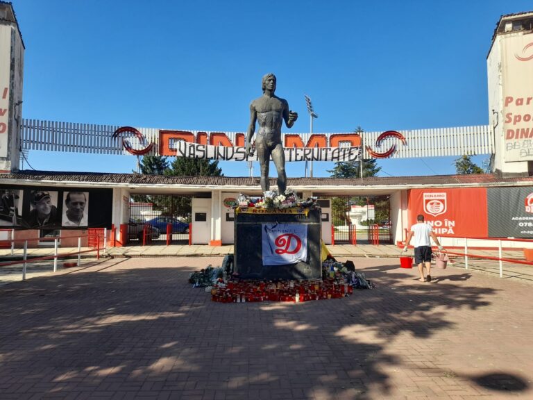 Imagini emoționante de la stadionul Dinamo. Statuia lui Ivan Patzaichin a devenit loc de pelerinaj