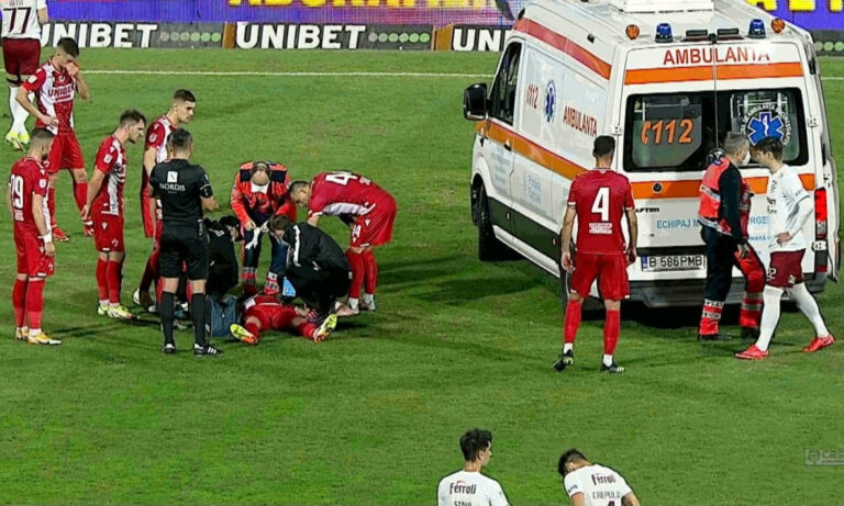 Momente de panică în Dinamo – Rapid: Alexandru Răuță, urcat în ambulanță cu mască de oxigen