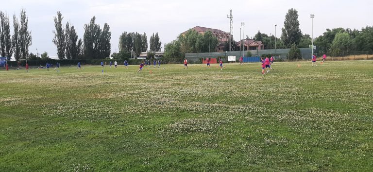 Cristi Pustai a dat adunarea la FC Buzău. Echipa se antrenează pe un teren cu floricele