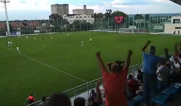 Gol uluitor în Liga 3! Spectatorii s-au ridicat în picioare să aplaude, iar Costin Lazăr a intrat pe teren să-și îmbrățișeze jucătorul: “Un eurogol excepțional”