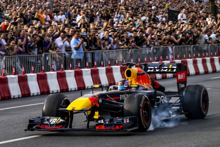 FOTO | Red Bull Racing Show Run în Bucureşti, în faţa a 50.000 de spectatori
