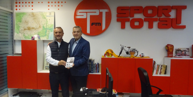 Ovidiu Blag, autorul volumului “Fotbal minut cu minut” și editorul Hadrian Mateescu, invitați speciali în studioul Sport Total FM