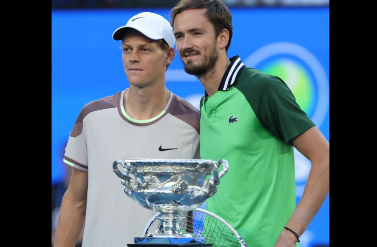 Jannik Sinner câștigă trofeul la Australian Open, după ce a fost condus cu 2-0 la seturi de Daniil Medvedev