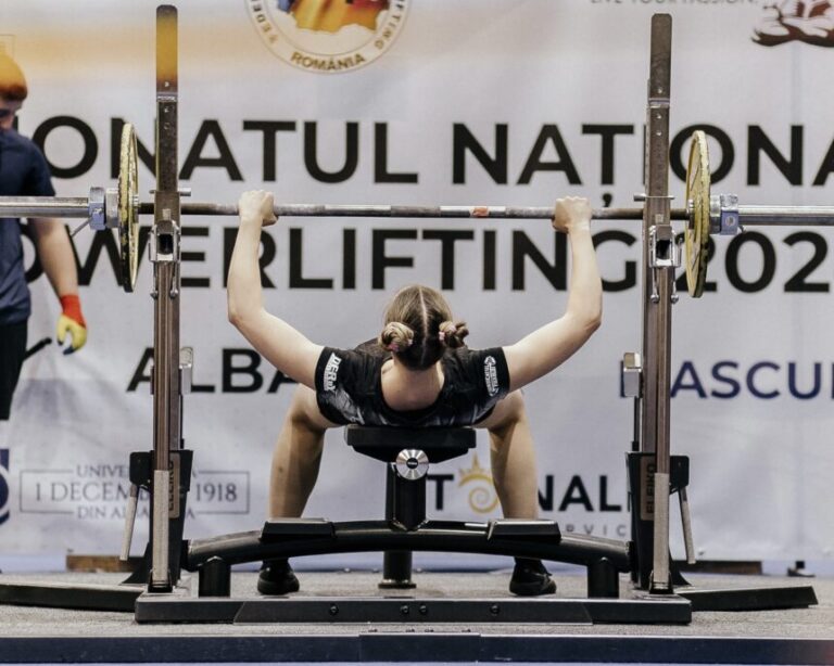 Povestea Elenei Mincu, campioană națională de junioare la powerlifting, care țintește sus, într-un sport tot mai popular