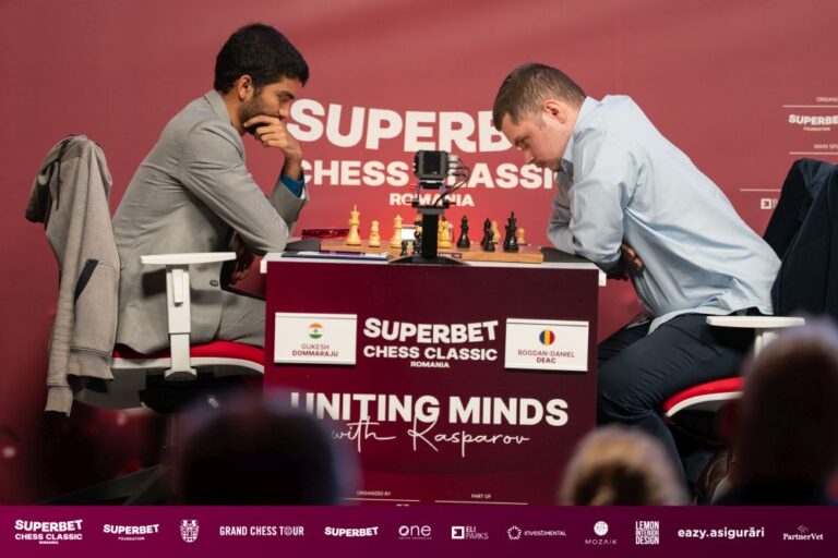 Runda a treia la Superbet Chess Classic România 2025: prima victorie cu piesele negre, remiză solidă pentru Deac și un nou lider în clasament