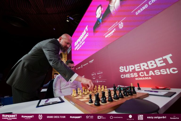 Grand Chess Tour 2025 continuă la București: Deac strălucește în runda a doua la Superbet Chess Classic.  Revanșe și remize de clasă la București