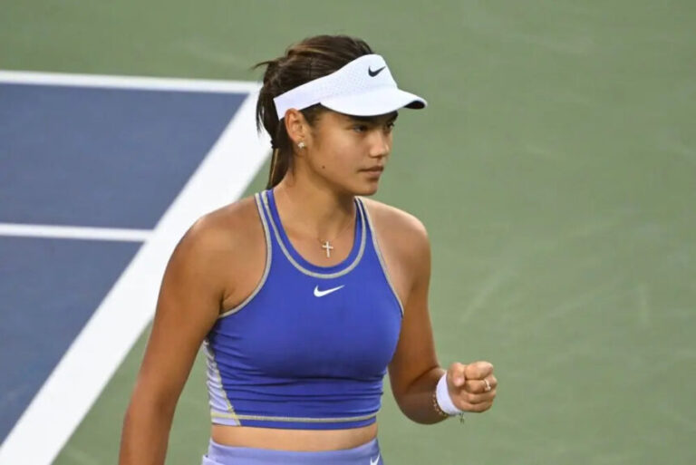 Emma Răducanu avansează în optimi la Eastbourne după o victorie în trei seturi