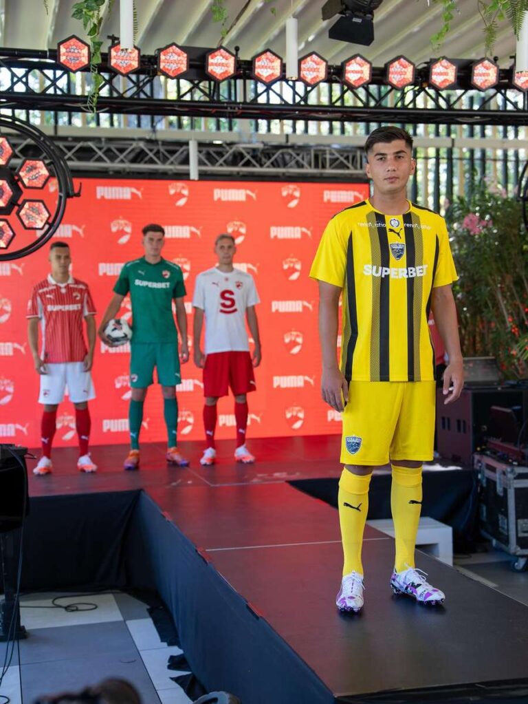 Dinamo București a dezvăluit noile echipamente Puma pentru sezonul viitor, inspirate din design-ul anilor ’80