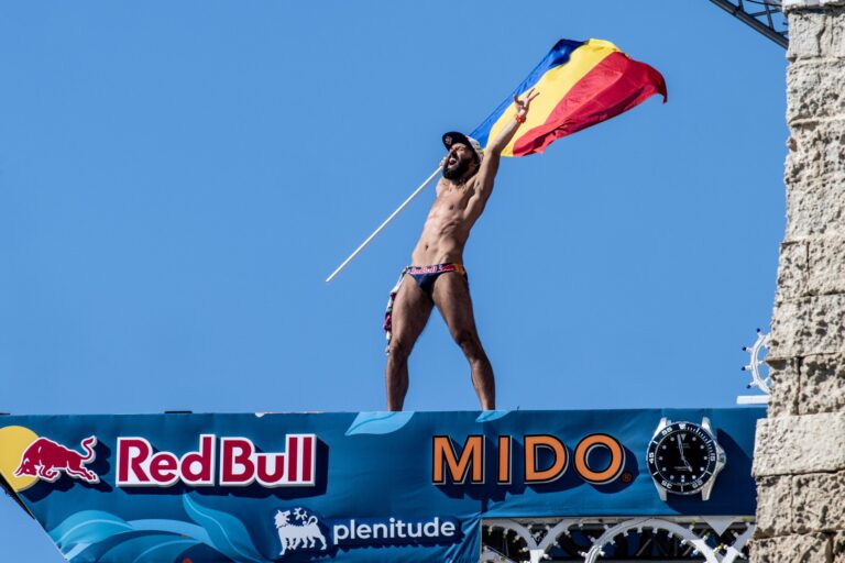Sportivii români au terminat în top 8 etapa a doua din Seria Mondială Red Bull Cliff Diving 2025