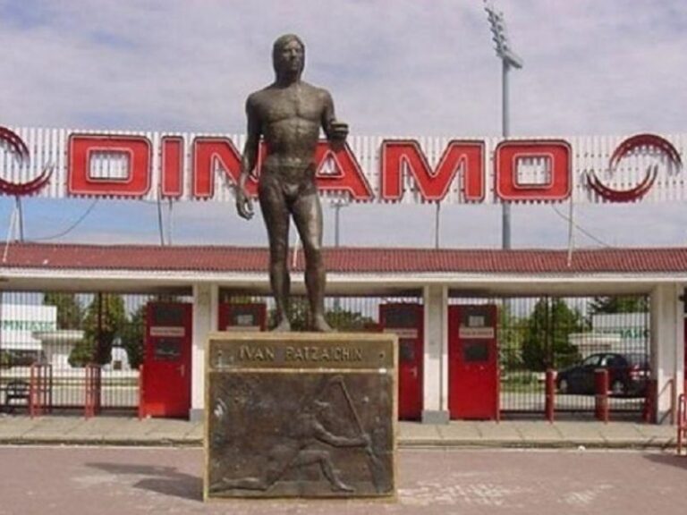 Aproximativ 300 de suporteri dinamoviști, alături de numeroși foști jucători ai clubului, au fost prezenți la evenimentul care a marcat începutul reconstrucției stadionului din Șoseaua Ștefan cel Mare