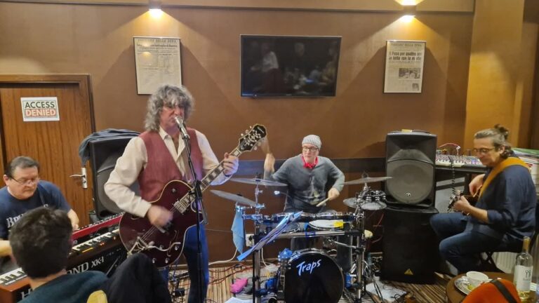 AUDIO | Emil Viciu, entuziasmat de noul album al trupei Castor 604, “Focule, vino cu mine”: “Suntem povestitori pe muzică”