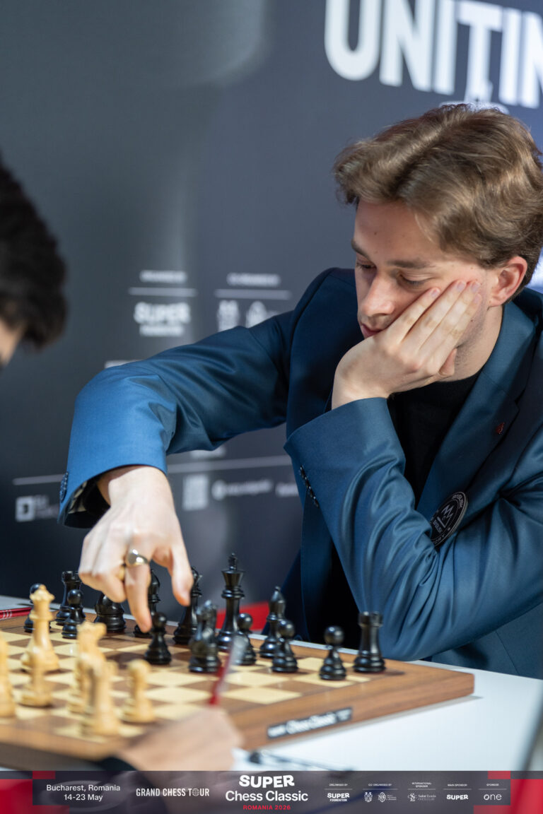 Super Chess Classic România 2026: Caruana și Sindarov răstoarnă clasamentul. Liderul Keymer, prima înfrângere