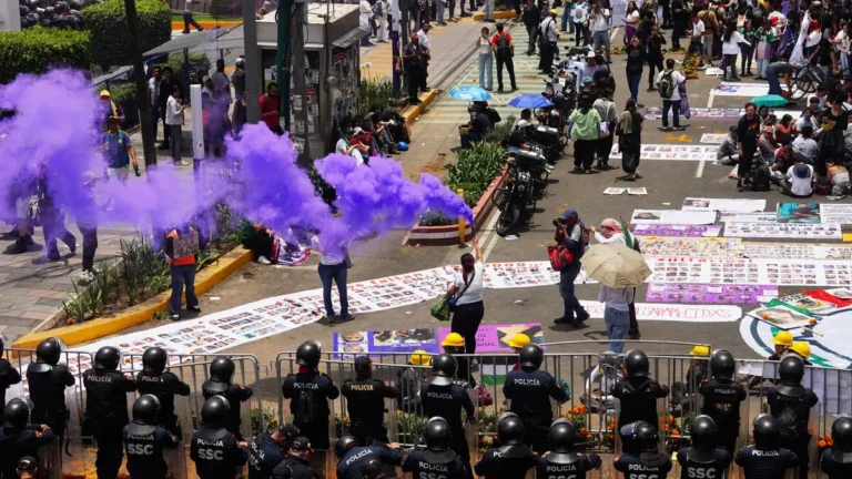 Zeci de protestatari s‑au ciocnit cu forțele de ordine chiar în fața stadionului Azteca