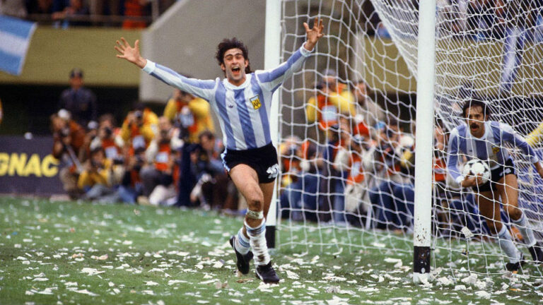 Evenimentele zilei de 15 iulie în Sport: Mario Alberto Kempes Chiodi împlinește 72 de ani
