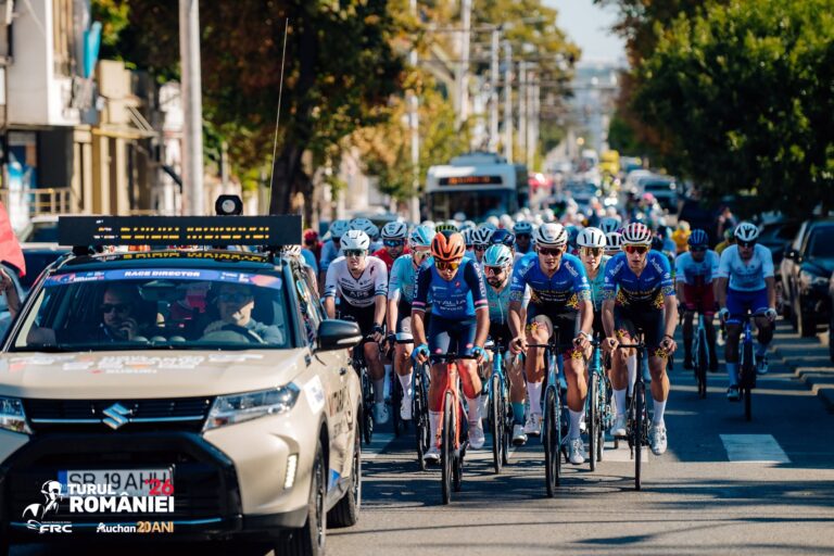 Turul României 2026 a debutat cu o premieră istorică: prima etapă desfășurată integral în afara țării. Cine a preluat conducerea în clasamentele competiției